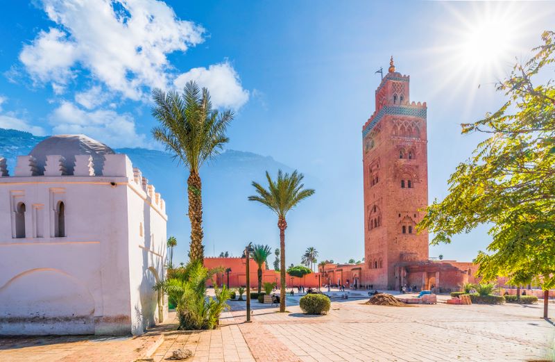 Mezquita Koutoubia en Marrakech Foto de Marrakech y de la mezquita Koutoubia al lado de las montañas