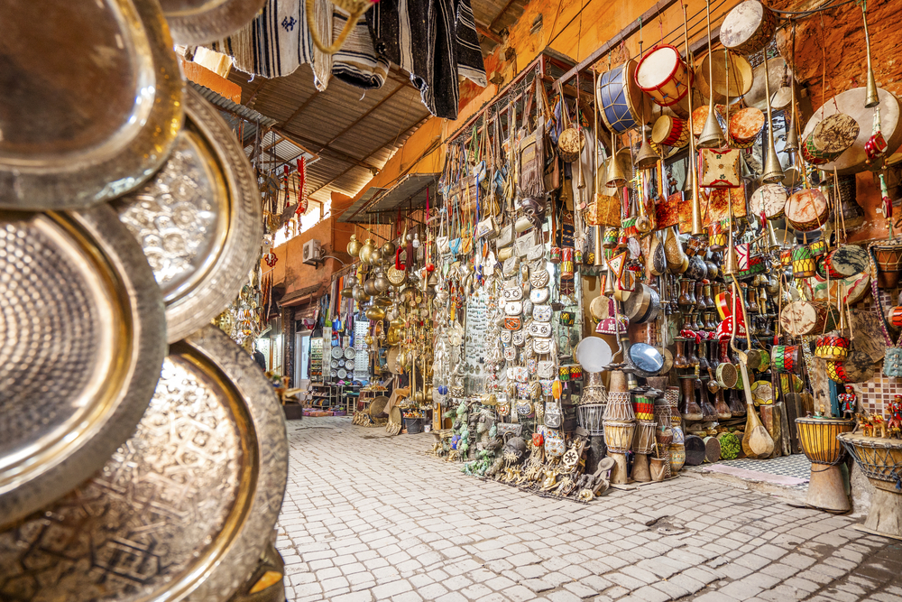 Turismo en Marrakech con calles comerciales Calle de Medina en Marrakech con tiendas